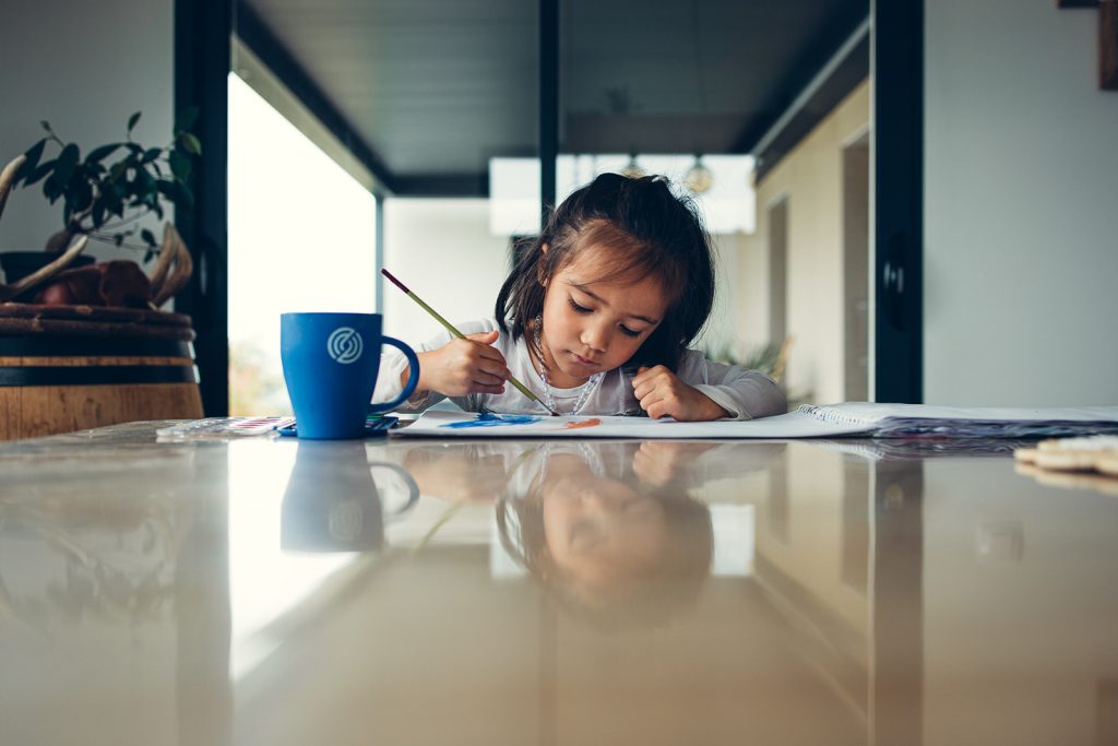 reflet d'une petite fille qui peint