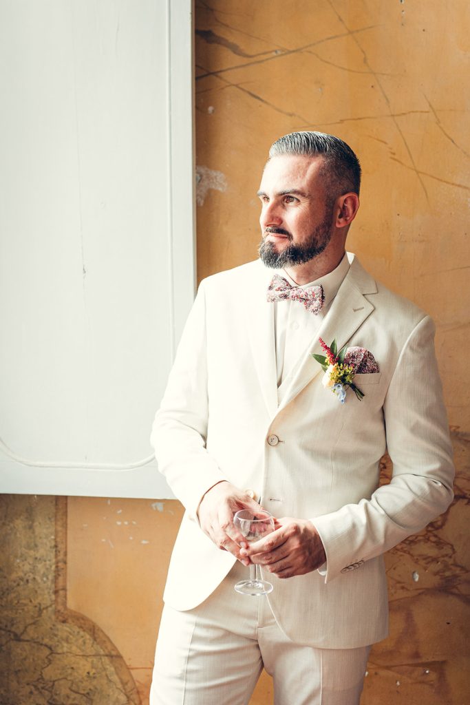 portrait du marié dans le salon du domaine dans une belle lumière