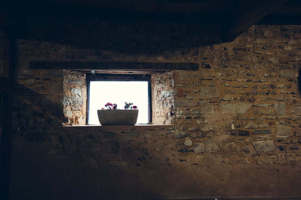 décoration par in-out décoration d'une cérémonie laïque dans la grange du domaine relais de porthos à Ogenne-Camptort