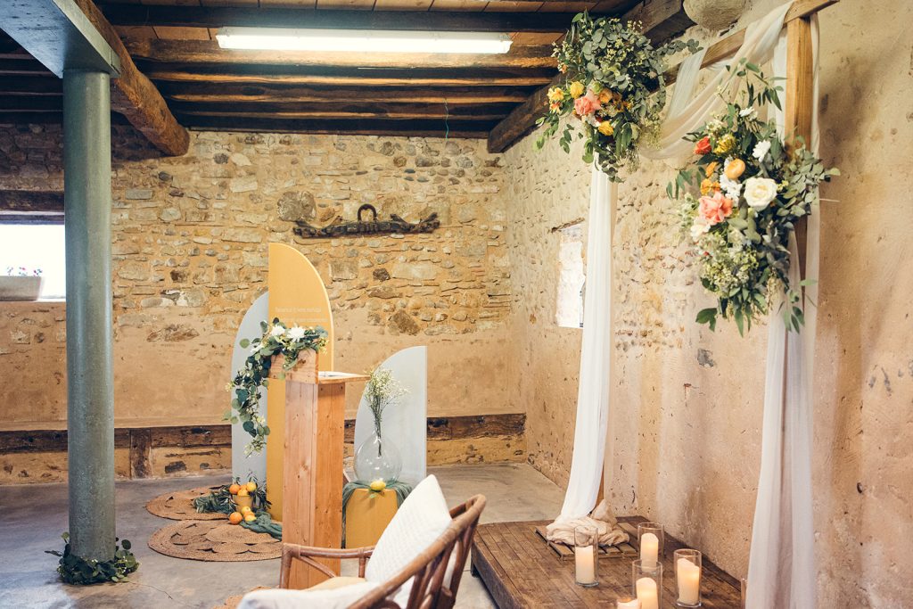 décoration par in-out décoration d'une cérémonie laïque dans la grange du domaine relais de porthos à Ogenne-Camptort