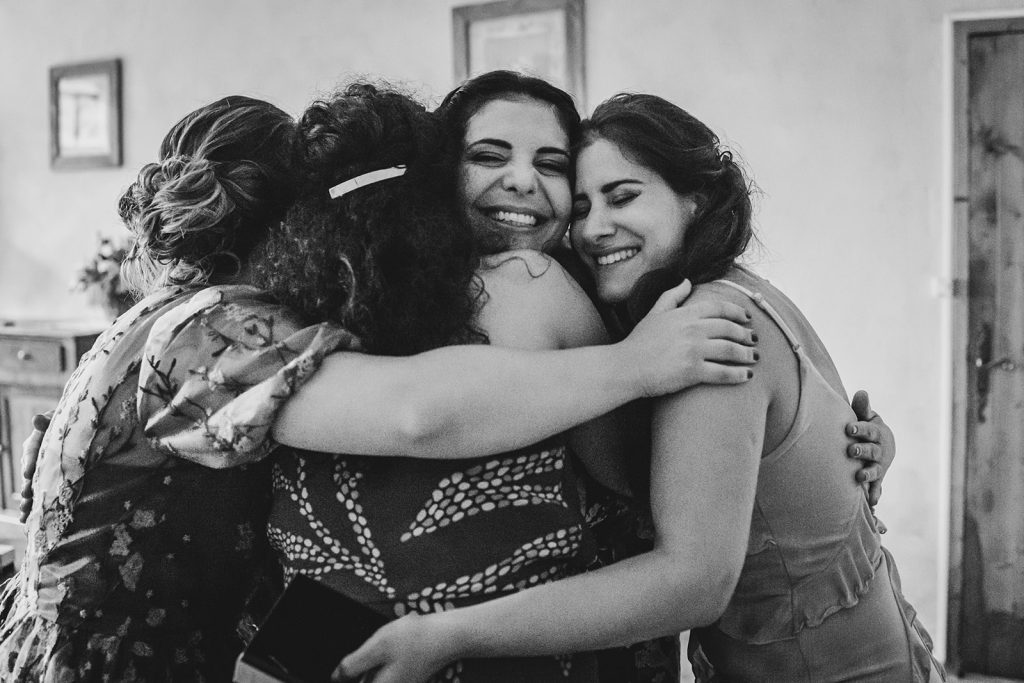 Embrassade de la mariée avec ses témoins lors des préparatifs de son mariage au relais de porthos à Ogenne-Camptort