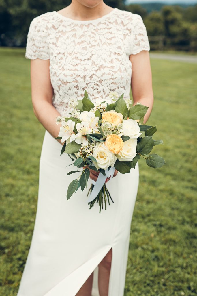 bouquet jaune et blanc de la mariée fait par Sarah de in out décoration lors de leur mariage au relais de porthos à Ogenne-Camptort