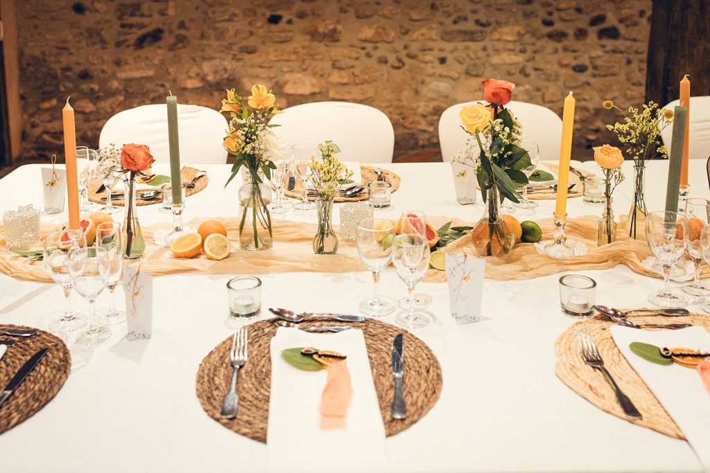 décoration par in-out décoration sur le thème des citrons olivier aquarelle d'une cérémonie laïque de la salle du diner mis en lumière par sud évènement au relais de porthos à Ogenne-Camptort