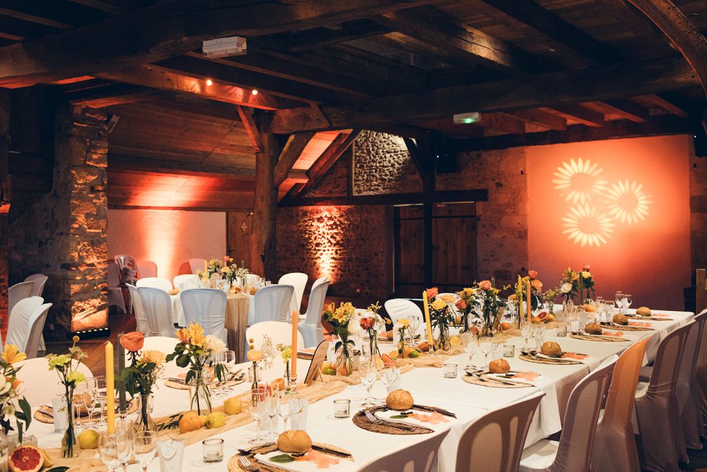 décoration par in-out décoration sur le thème des citrons olivier aquarelle d'une cérémonie laïque de la salle du diner mis en lumière par sud évènement au relais de porthos à Ogenne-Camptort