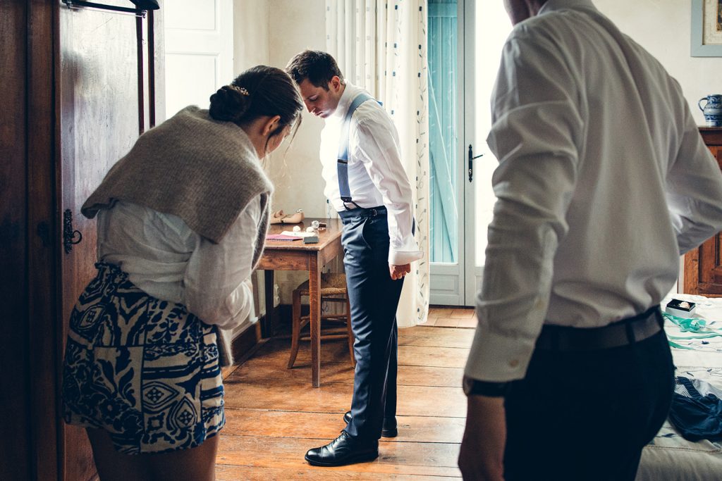 Le marié se prépare dans la chambre avec ses témoins au relais de porthos à Ogenne-Camptort
