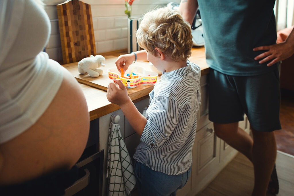 l'enfant prend un bonbon pendant une Séance photo grossesse soumoulou