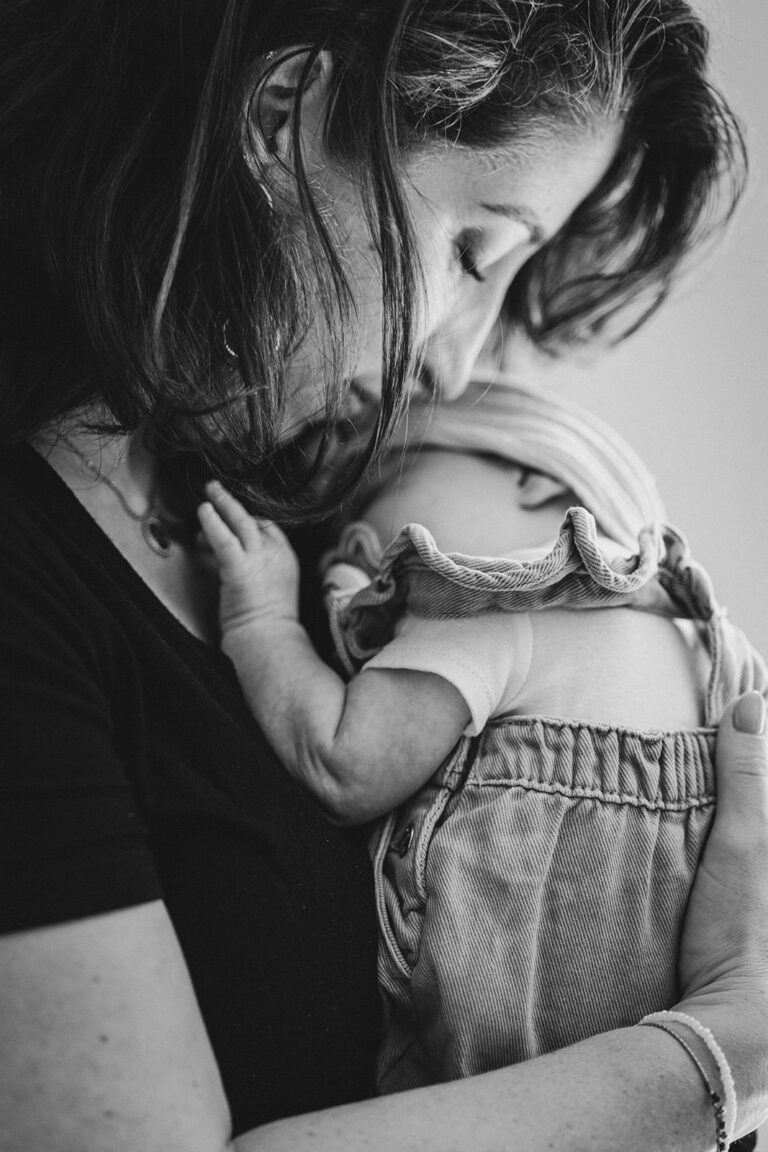 portrait d'un câlin d'une maman à son enfant lors d'une séance photo naissance à Bizanos
