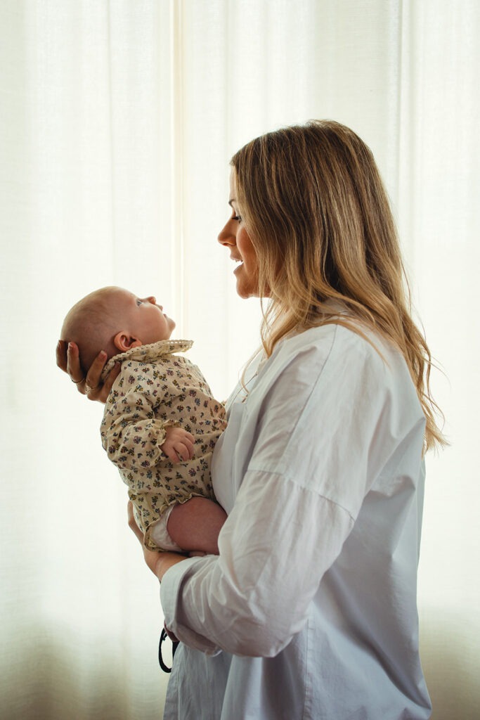 portrait d'une maman et de son bébé qui se regardent séance naissance domicile soumoulou