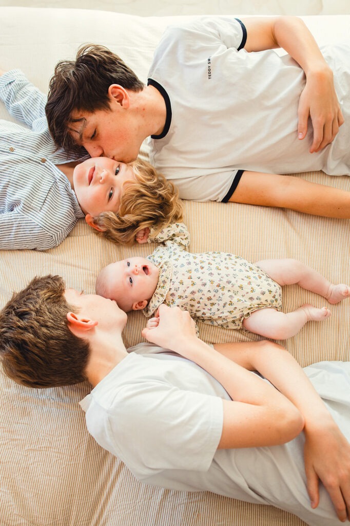 la fraterie sur le lit photo naissance domicile soumoulou