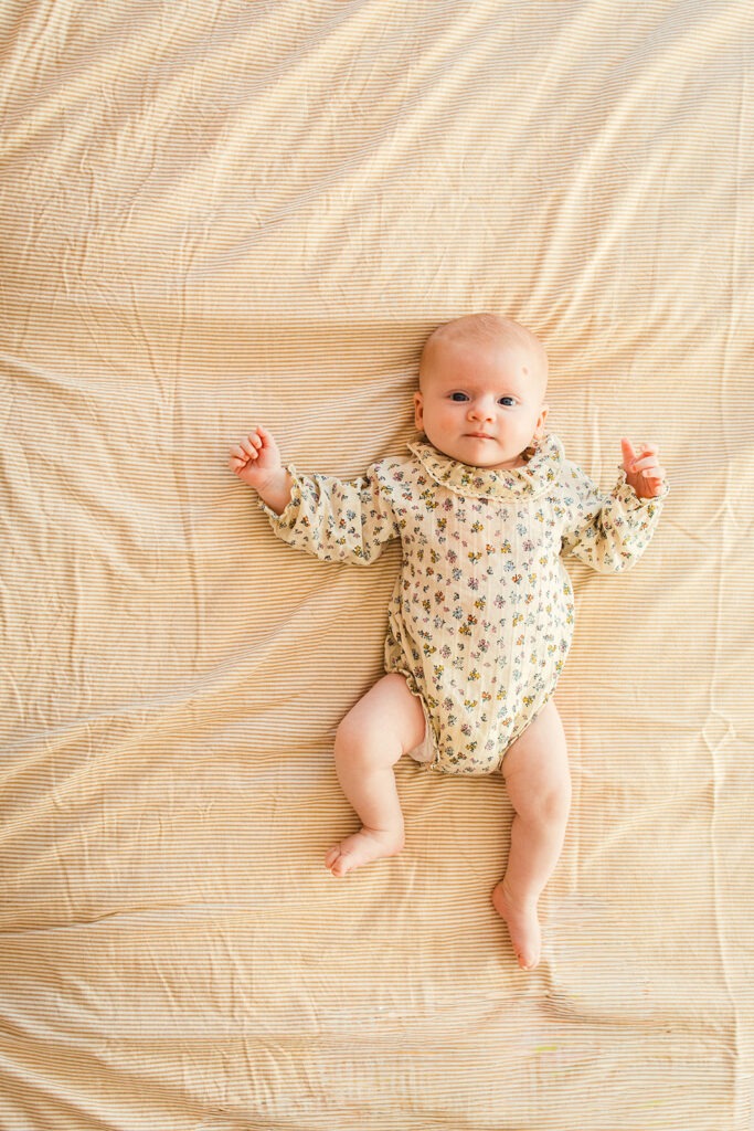 bébé vue d'en haut sur le lit lors d'une séance naissance à domicile soumoulou