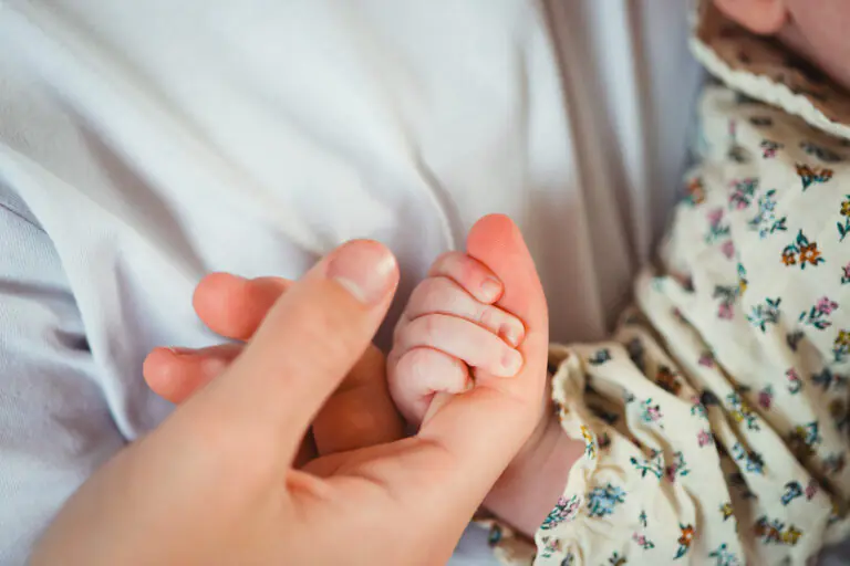 le grand frère tient la main de sa petite soeur séance naissance domicile soumoulou